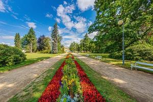 vista sobre el parque central de la ciudad balneario checa franzensbad en verano foto