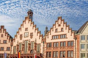 vistas panorámicas a la histórica plaza frankfurt roemer con el ayuntamiento, las calles adoquinadas y las antiguas casas de entramado de madera a la luz de la mañana foto