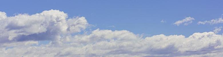 imagen de un cielo parcialmente nublado y parcialmente despejado durante el día foto