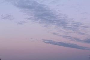 imagen del colorido cielo nocturno con nubes claras foto