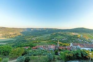 vista panorámica desde la muralla de la ciudad de motovun sobre el campo circundante durante el día foto