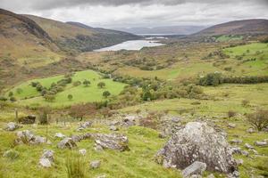 paisaje típico irlandés con prados verdes y montañas ásperas durante el día foto