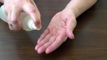 spruzzatura antisettico soluzione su mani. mano e pelle disinfezione video