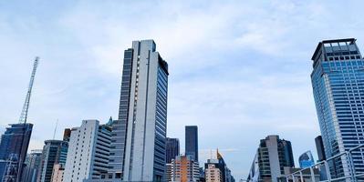 banner horizontal de grandes edificios de la ciudad con cielo. foto