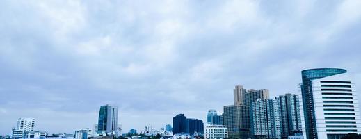 banner horizontal de grandes edificios de la ciudad con cielo. foto