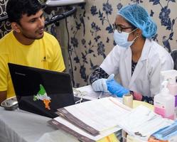 delhi, india - 19 de noviembre de 2022 - primer plano de una dentista haciendo un chequeo dental de rutina al paciente, paciente acostado en una silla en el chequeo anual de salud, dentista haciendo un chequeo dental al paciente foto