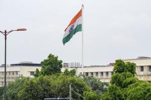 bandera india ondeando alto en connaught place con orgullo en el cielo azul, bandera india ondeando, bandera india el día de la independencia y el día de la república de la india, tiro inclinado, ondeando la bandera india, har ghar tiranga foto