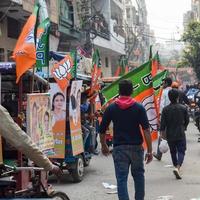 delhi, india, 02 de diciembre de 2022 - partidario del bjp del partido bharatiya janata durante un mega road show en apoyo del candidato del bjp pankaj luthara para presentar documentos de nominación antes de las elecciones del organismo local mcd 2022 foto