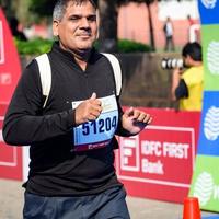 nueva delhi, india - 16 de octubre de 2022 - carrera de media maratón de vedanta delhi después de covid en la que los participantes del maratón están a punto de cruzar la línea de meta, media maratón de delhi 2022 foto