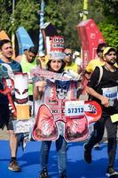 nueva delhi, india - 16 de octubre de 2022 - carrera de media maratón de vedanta delhi después de covid en la que los participantes del maratón están a punto de cruzar la línea de meta, media maratón de delhi 2022 foto