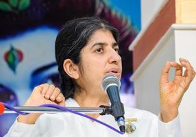 nueva delhi, india, 16 de octubre de 2022 - bk shivani durante la sesión de meditación, shivani verma, más conocida como bk shivani, es maestra en el movimiento espiritual de yoga y meditación brahma kumaris de la india foto