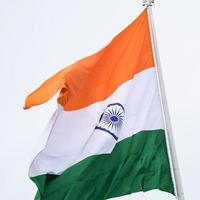 bandera india ondeando alto en connaught place con orgullo en el cielo azul, bandera india ondeando, bandera india el día de la independencia y el día de la república de la india, tiro inclinado, ondeando la bandera india, har ghar tiranga foto