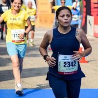 nueva delhi, india - 16 de octubre de 2022 - carrera de media maratón de vedanta delhi después de covid en la que los participantes del maratón están a punto de cruzar la línea de meta, media maratón de delhi 2022 foto