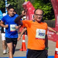 nueva delhi, india - 16 de octubre de 2022 - carrera de media maratón de vedanta delhi después de covid en la que los participantes del maratón están a punto de cruzar la línea de meta, media maratón de delhi 2022 foto