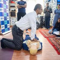 delhi, india - 19 de noviembre de 2022 - el maniquí humano yace en el suelo durante el entrenamiento de primeros auxilios - reanimación cardiopulmonar. curso de primeros auxilios en maniquí de cpr, concepto de capacitación en primeros auxilios de cpr foto