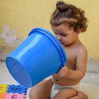 lindo niño shivaay sapra en el balcón de la casa durante el verano, dulce sesión de fotos de niño pequeño durante el día, niño pequeño disfrutando en casa durante la sesión de fotos