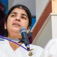 nueva delhi, india, 16 de octubre de 2022 - bk shivani durante la sesión de meditación, shivani verma, más conocida como bk shivani, es maestra en el movimiento espiritual de yoga y meditación brahma kumaris de la india foto