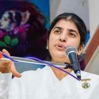 nueva delhi, india, 16 de octubre de 2022 - bk shivani durante la sesión de meditación, shivani verma, más conocida como bk shivani, es maestra en el movimiento espiritual de yoga y meditación brahma kumaris de la india foto