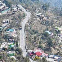 vista aérea superior de los vehículos de tráfico que circulan por las carreteras de las montañas en nainital, uttarakhand, india, vista desde la parte superior de la montaña para el movimiento de los vehículos de tráfico foto