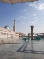 hermosa vista diurna de masjid al nabawi, medina, arabia saudita. foto