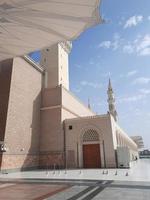 hermosa vista diurna de masjid al nabawi, medina, arabia saudita. foto