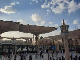 medina, arabia saudita, diciembre de 2022 - durante el día, peregrinos de todo el mundo se reúnen en el patio exterior de masjid al nabawi, medina, arabia saudita. foto