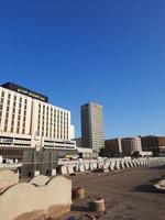 jeddah, arabia saudita, enero de 2023 - una hermosa vista de edificios de gran altura en la zona comercial de balad, jeddah, arabia saudita. foto