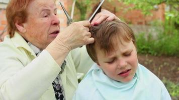 garçon se coupe les cheveux video