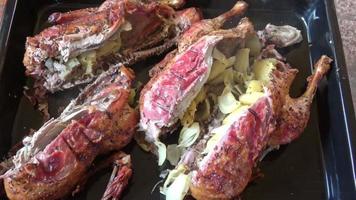 pato asado crujiente en una asadera listo para servir video