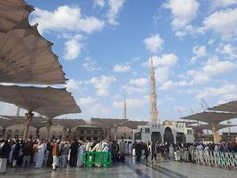 medina, arabia saudita, diciembre de 2022 - durante el día, peregrinos de todo el mundo se reúnen en el patio exterior de masjid al nabawi, medina, arabia saudita. foto