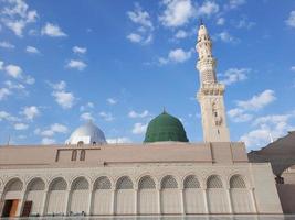 hermosa vista diurna de la mezquita del profeta - masjid al nabawi, medina, arabia saudita. foto