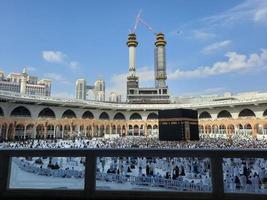 la meca, arabia saudita, enero de 2023 - hermosa vista interior de masjid al-haram, la meca, arabia saudita. peregrinos de todo el mundo están realizando tawaf. foto