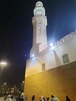 medina, arabia saudita, diciembre de 2022 - hermosa vista nocturna de la mezquita quba, la primera mezquita del islam en medina, arabia saudita. foto