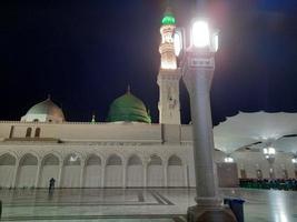 hermosa vista de masjid al-nabawi, medina, arabia saudita en luces nocturnas. foto