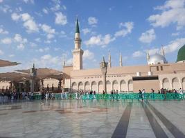 hermosa vista diurna de masjid al nabawi, medina, arabia saudita. foto