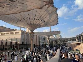 medina, arabia saudita, diciembre de 2022 - un gran número de peregrinos se reúnen en el patio exterior de masjid al nabawi. foto