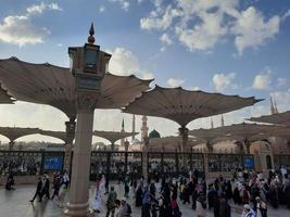 medina, arabia saudita, diciembre de 2022 - durante el día, peregrinos de todo el mundo se reúnen en el patio exterior de masjid al nabawi, medina, arabia saudita. foto