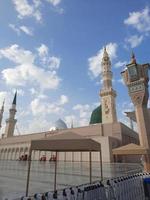 hermosa vista diurna de la mezquita del profeta - masjid al nabawi, medina, arabia saudita. foto