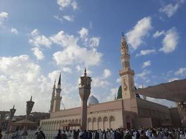 medina, arabia saudita, diciembre de 2022 - durante el día, peregrinos de todo el mundo se reúnen en el patio exterior de masjid al nabawi, medina, arabia saudita. foto