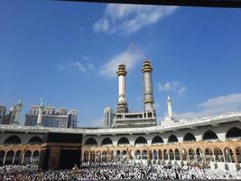 la meca, arabia saudita, enero de 2023 - hermosa vista interior de masjid al-haram, la meca, arabia saudita. peregrinos de todo el mundo están realizando tawaf. foto