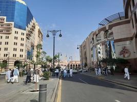 medina, arabia saudita, diciembre de 2022 - una hermosa vista diurna de las carreteras y edificios de medina, arabia saudita. foto