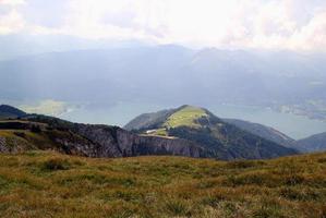 viaje a sankt-wolfgang, austria. la vista de las montañas y un lago en las nubes. foto