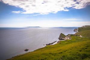 el pintoresco paisaje de la puerta de durdle en la costa jurásica, inglaterra. foto