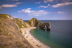 el pintoresco paisaje de la puerta de durdle en la costa jurásica, inglaterra. foto