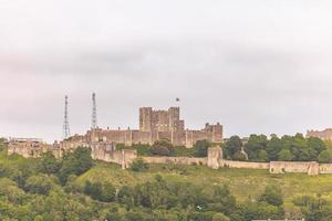 el poderoso castillo de dover en kent, inglaterra. foto