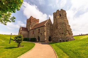 antigua iglesia en el poderoso castillo de dover en kent, inglaterra. foto