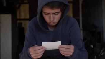 verdrietig jong Mens, tiener- jongen, looks Bij fotograferen video