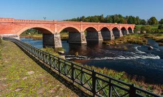 ciudad de kuldiga y cascada de ventas foto