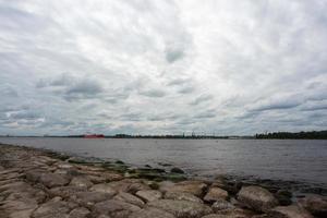 vistas de los alrededores de riga desde daugava foto