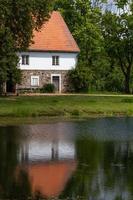 casas antiguas en el campo letón foto